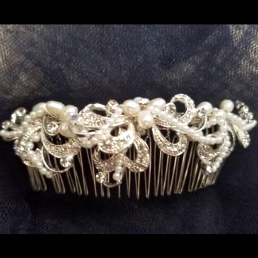 Pearl and Swarovski Crystal hair comb.
